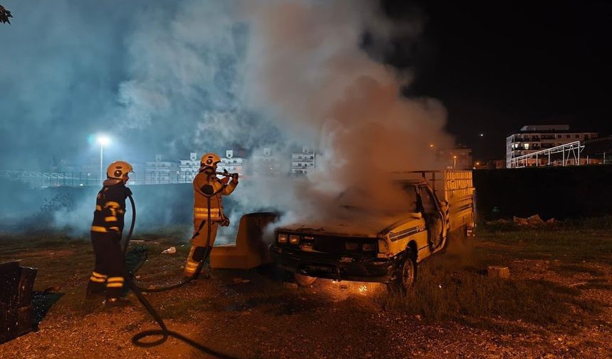 İskenderun’da pikap yandı