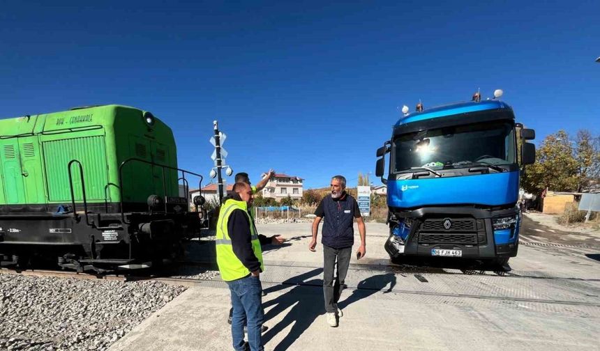 Malatya’da tren tıra çarptı