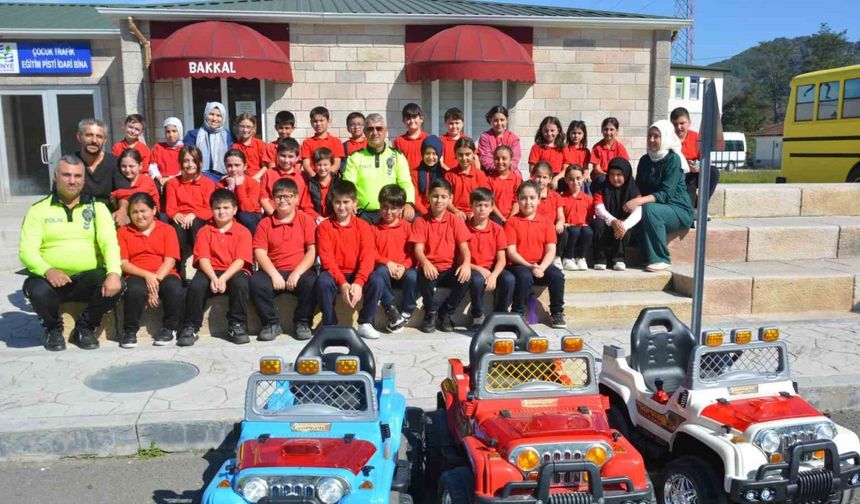 Ordu’da öğrenciler, trafik eğitim pistinde kuralları uygulamalı öğreniyor