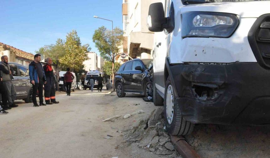 Otomobilin çarptığı kamyonet aydınlatma direğini devirdi: 2 yaralı