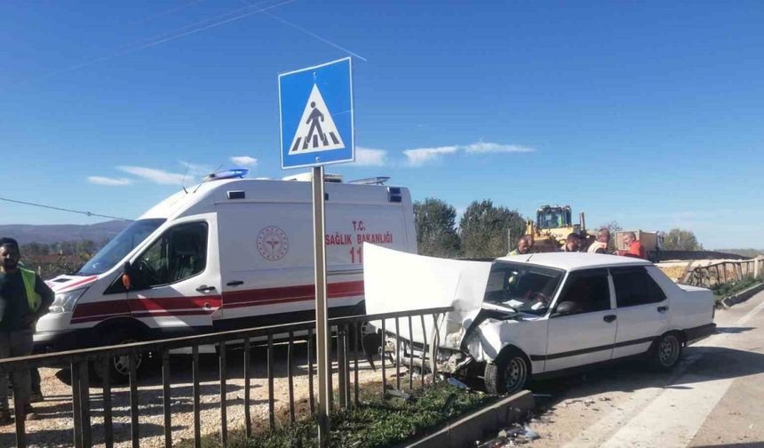 Tokat’ta kaza yapan otomobil bariyere girdi