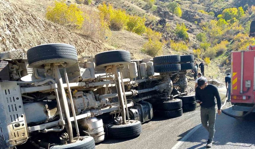 Batman’da virajı alamayan asfalt yüklü kamyon devrildi