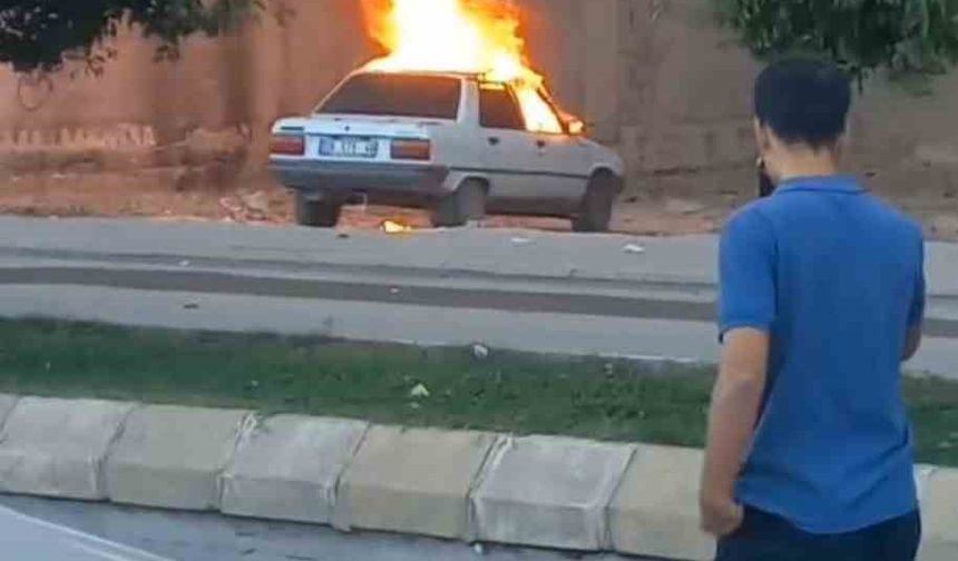 Park halindeki otomobil alev topuna döndü