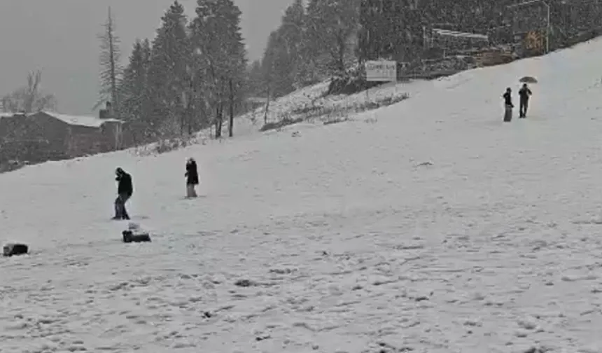 Dünyaca ünlü turizm merkezi Ayder Yaylası beyaza büründü