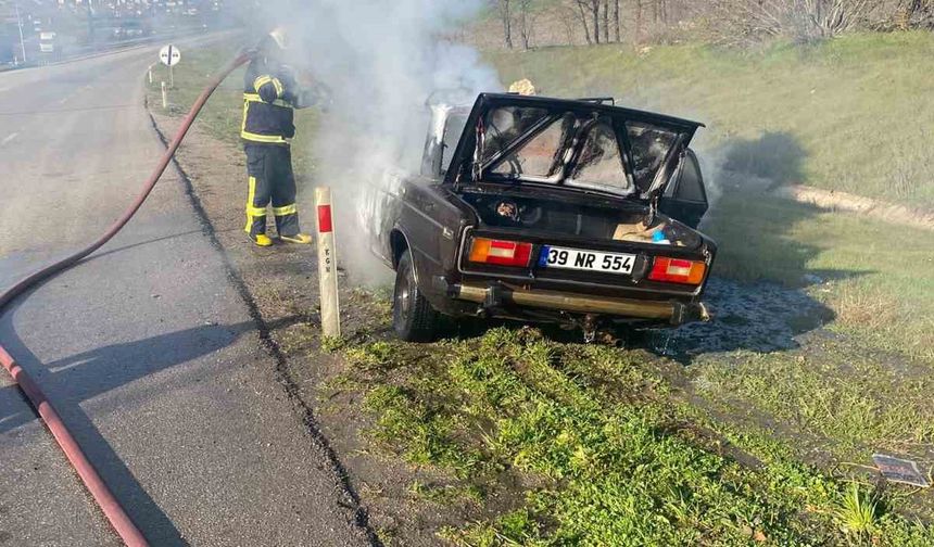 Babaeski’de seyir halindeki otomobil alev aldı