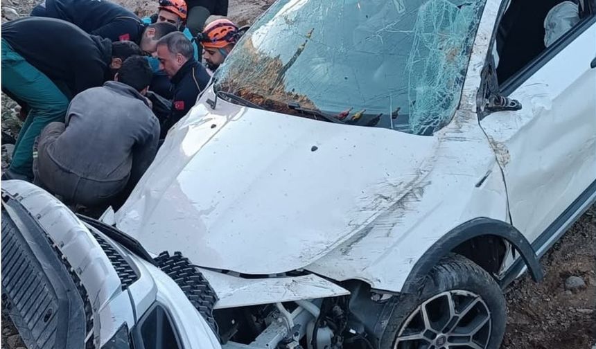 Bingöl’de otomobil şarampole uçtu: 2 yaralı