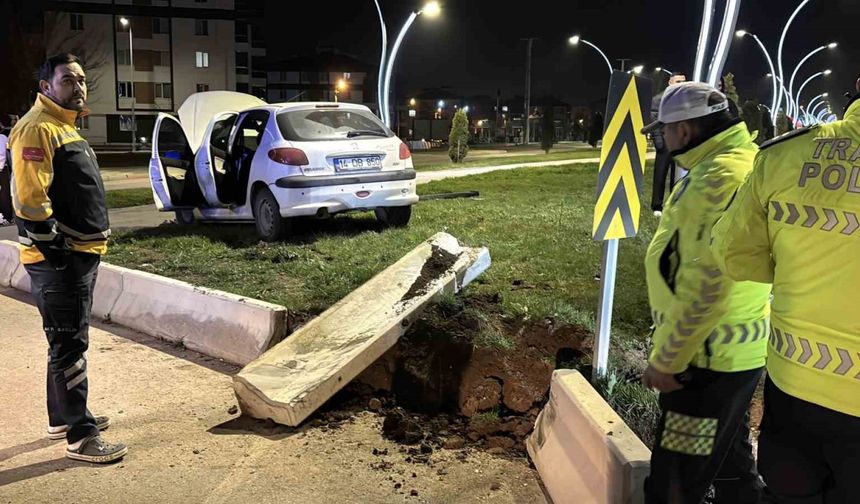 Bolu’da kontrolden çıkan otomobil refüje çarptı