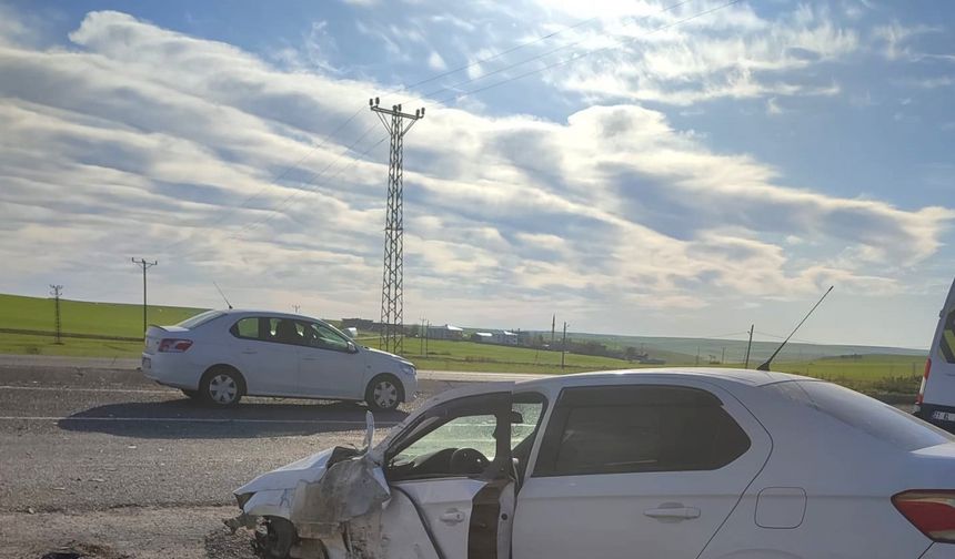 Diyarbakır’da otomobil ile minibüs çarpıştı: 7 yaralı