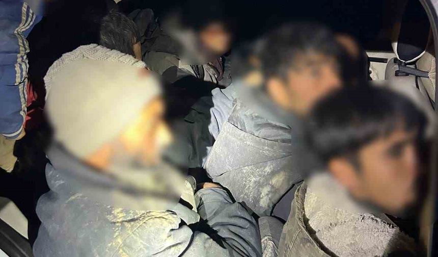 Iğdır’da bir araçta 12 düzensiz göçmen ve 2 organizatör yakalandı