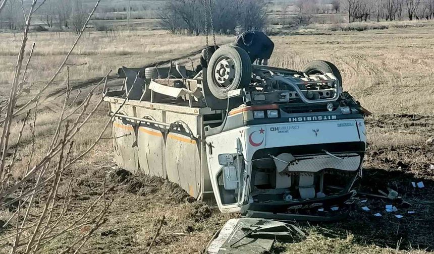 Kontrolden çıkan kamyon şarampole devrilerek takla attı: 1 yaralı