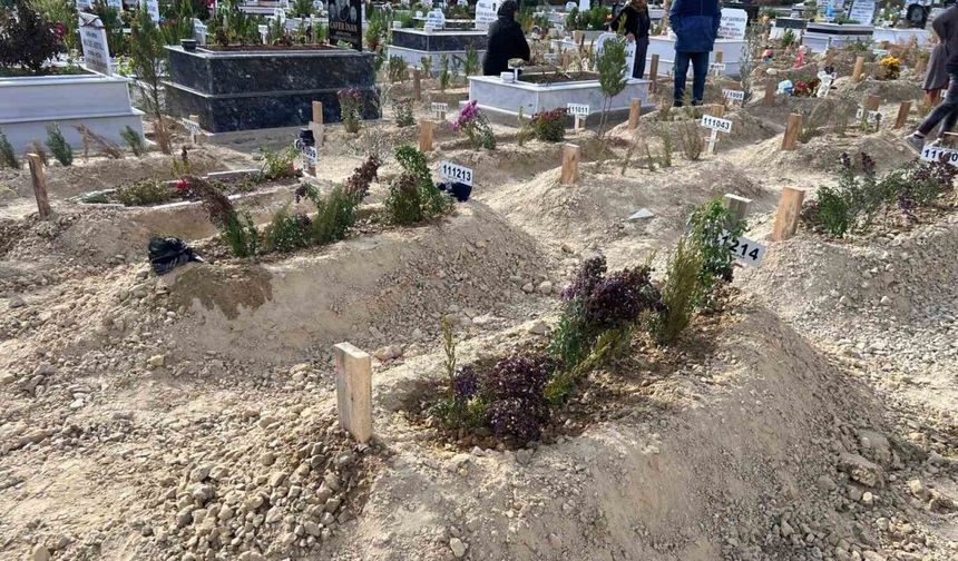 Mersin’de komşusu tarafından öldürülen anne ve oğlu toprağa verildi