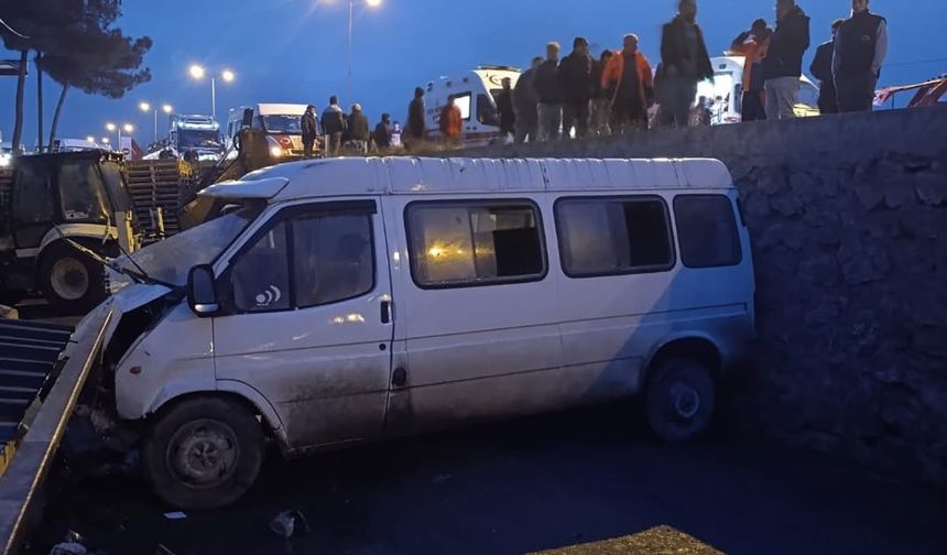 Sinop’ta servis minibüsü ile otomobil çarpıştı: 1 ölü, 10 yaralı