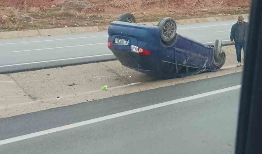 Takla atan otomobil refüje düştü: 2 yaralı