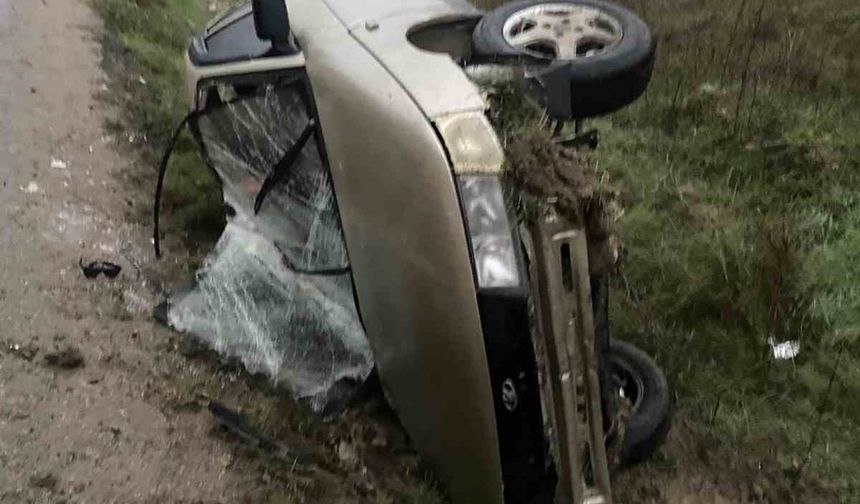 Yoğun sis beraberinde kaza getirdi: Devrilen otomobil sürücüsü yaralandı