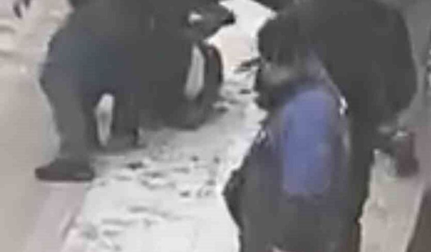 Elazığ'da sokak ortasında tekme tokat kavga: O anlar kamerada