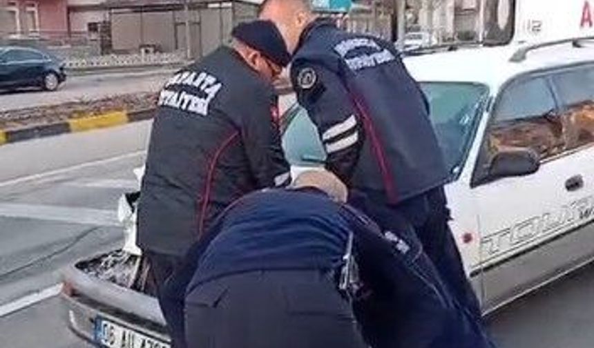 Isparta'da otomobil ışıklarda bekleyen araca çarptı: 1 yaralı
