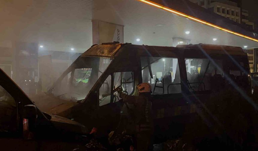 Kağıthane'de benzin istasyonunda 2 minibüs alev aldı