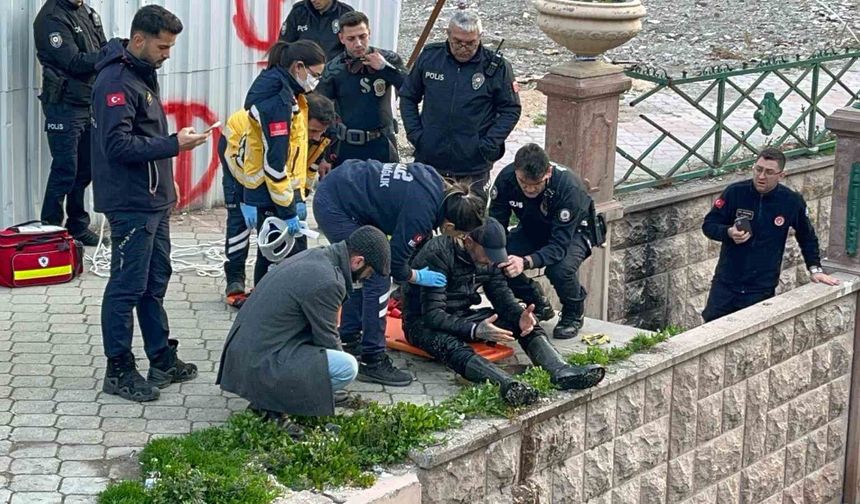 Porsuk Çayı'na düşen şahıs sarkıtılan iple çıkarıldı