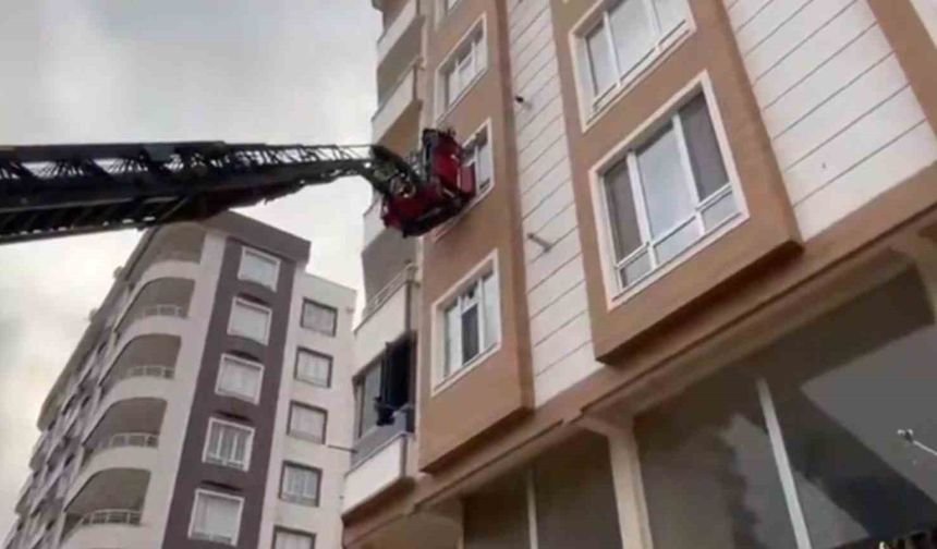 Şanlıurfa'da istinat duvarı çöktü: Binada mahsur kalanlar kurtarıldı