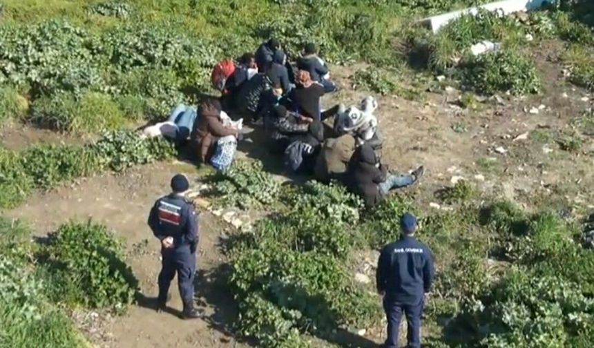 Ayvalık'ta 3'ü çocuk 25 göçmen yakalandı