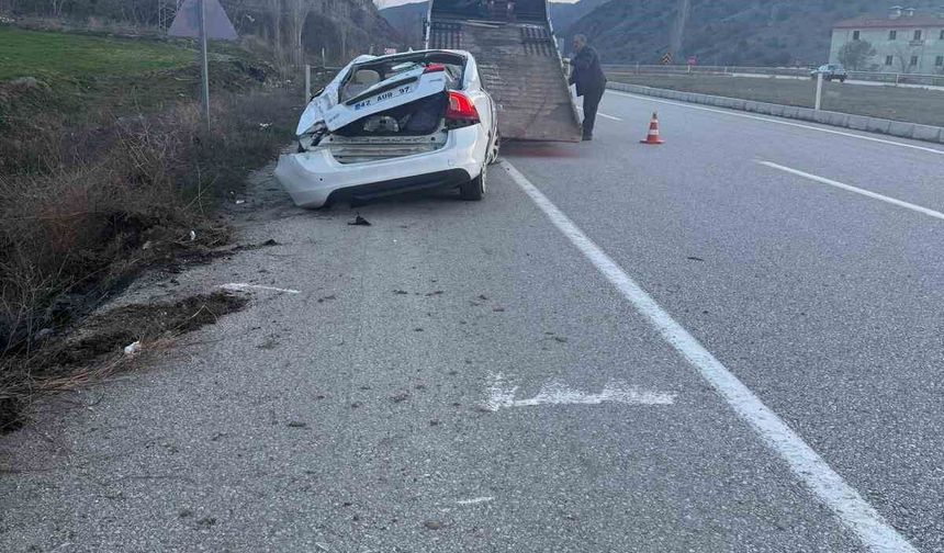 Çorum'da otomobil dereye devrildi: 4 yaralı