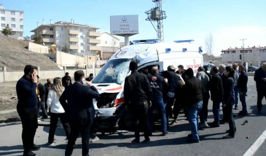 Erzincan'da ambulans ile tır çarpıştı: 2 sağlık personeli yaralandı