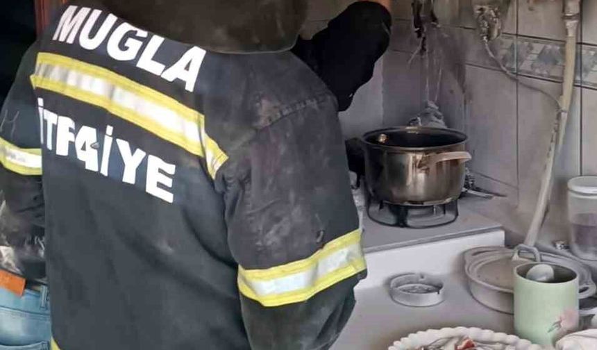 Evde çıkan yangın ev sahibinin müdahalesi ile söndürüldü