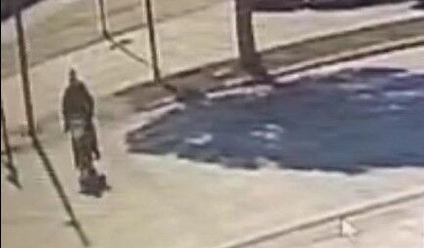 Motosikletiyle yaya geçidinden geçmek isteyen adamın hayatını kaybettiği kaza anları ortaya çıktı