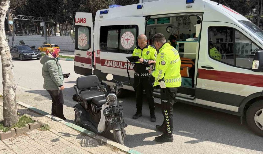 Osmaniye'de kontrolden çıkan şarjlı motosiklet kaldırıma çarptı: 1 yaralı