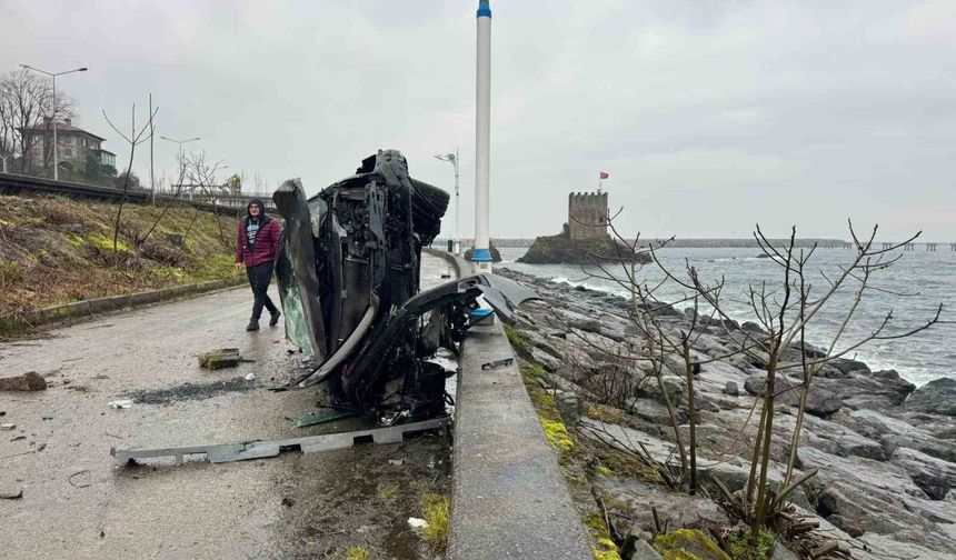 Rize'de takla atan otomobil beton bariyere çarparak denize uçmaktan kurtuldu