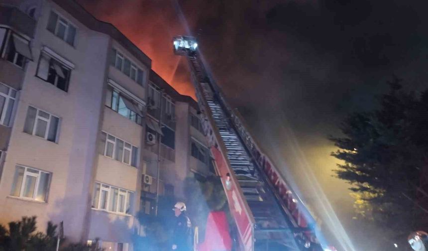 Üsküdar'da site içindeki binanın çatısında yangın paniği
