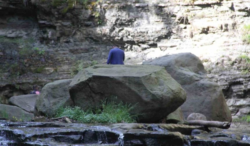 Kabaceviz Şelalesi'nde piknik yapan kardeşlerin üzerine kaya düştü: 1 ölü