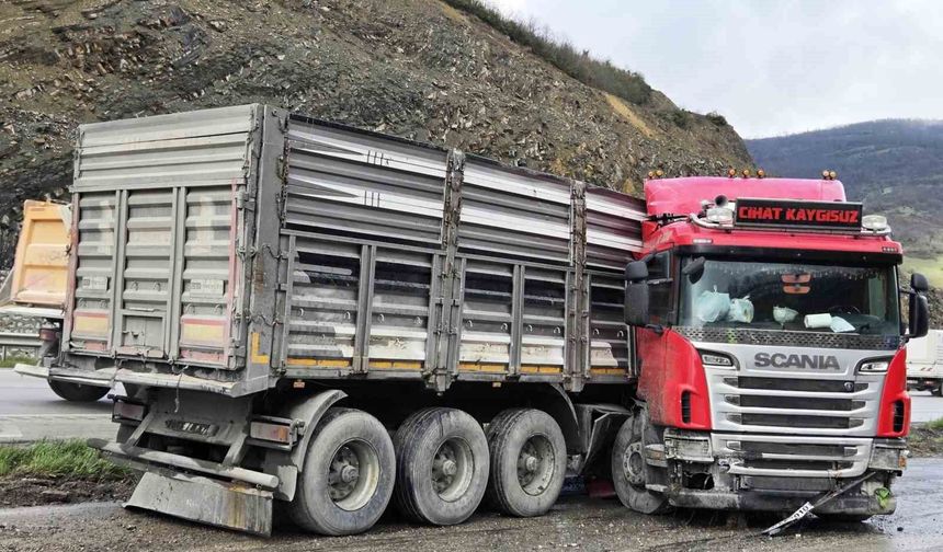 Tır makasladı: Sürücü yaralandı