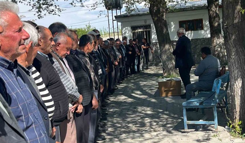 Iğdır'da arkadaşının elindeki silahın patlaması sonucu ölen çocuk toprağa verildi