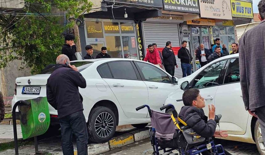 Muş'ta iki araç çarpıştı