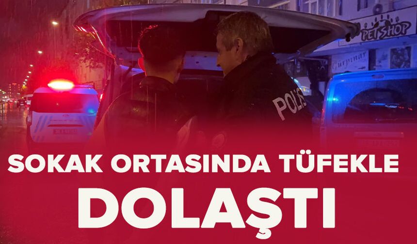 Sokak ortasında tüfekle dolaştı