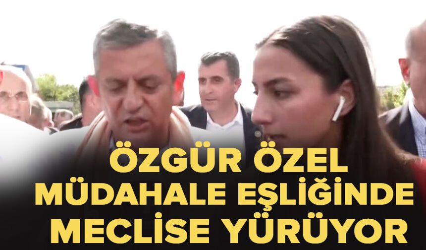Özgür Özel ve Partililer, TBMM'ye Yürüyüşe Başladı: Büyük Bir Kalabalık Meclise Yürüyor