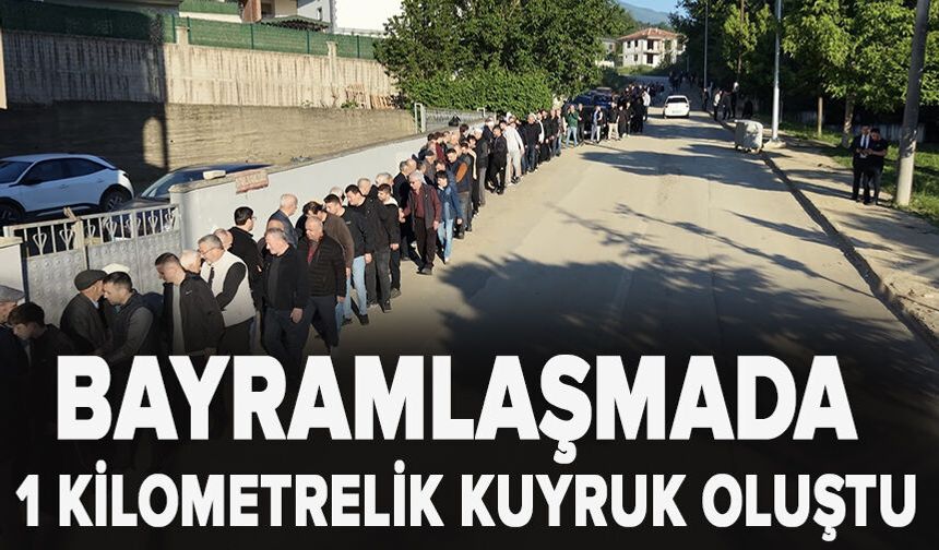 60 yıldır süren gelenek: Bayramlaşmada 1 kilometrelik kuyruk oluştu