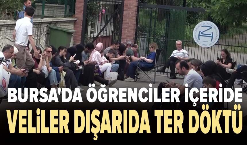 Bursa'da öğrenciler içeride veliler dışarıda ter döktü