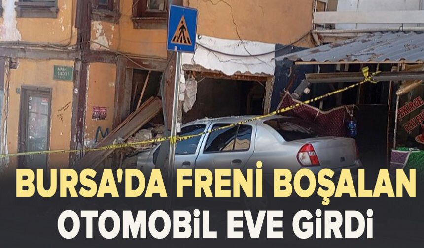 Bursa'da freni boşalan otomobil eve girdi