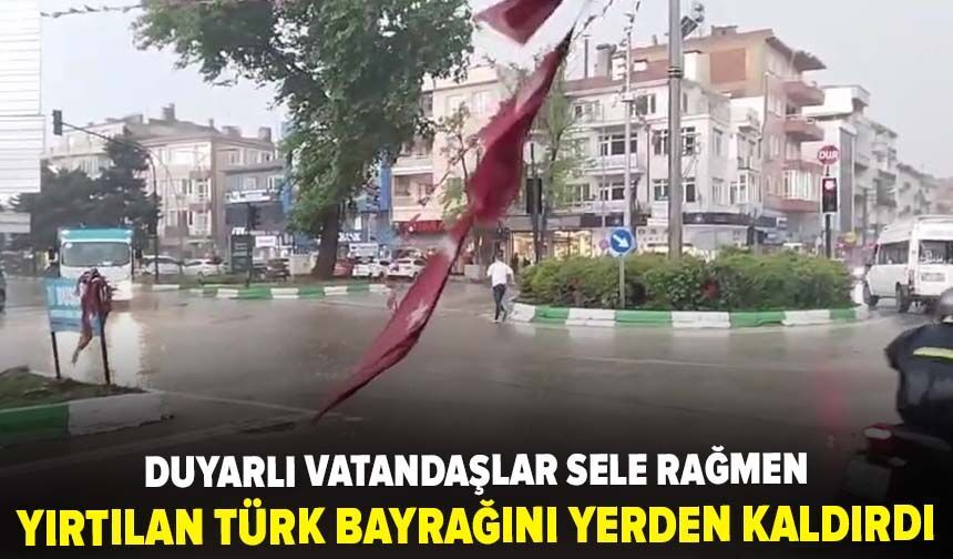 Bursa'da duyarlı vatandaşlar sele rağmen yırtılan Türk Bayrağını yerden kaldırdı