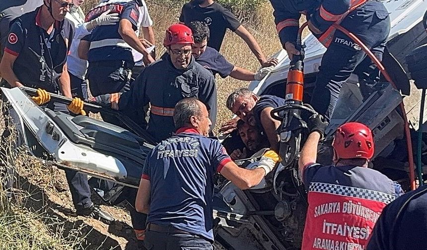 Freni patlayan şeftali yüklü kamyon, otomobilin üzerine devrildi: 6 yaralı