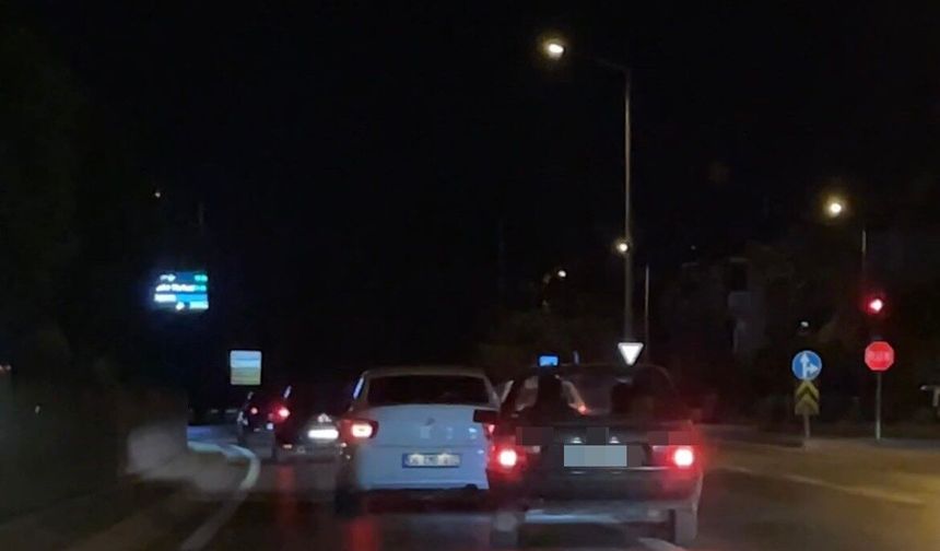 Makas atan sürücü hem yanındakileri hem trafiği tehlikeye attı