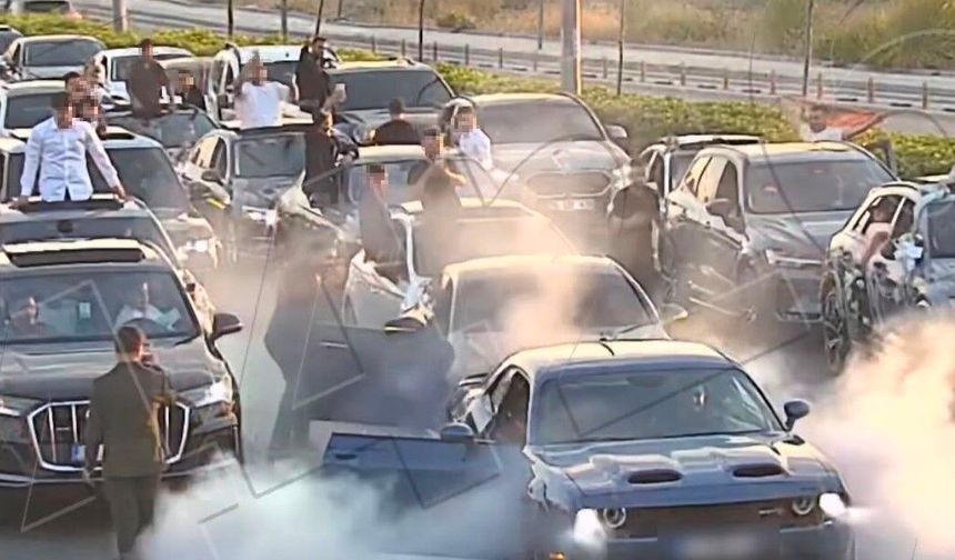 Mersin'de düğün konvoyunda yolu kapatan 7 sürücüye 695 bin 862 lira ceza