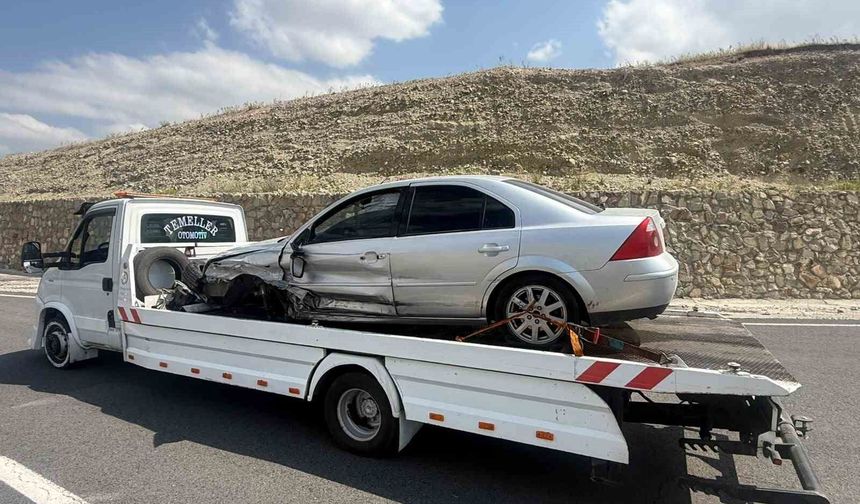 Sarıkamış'ta refüje çarpan otomobilin sürücüsü yaralandı