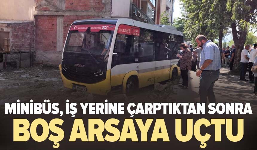 Minibüs, iş yerine çarptıktan sonra boş arsaya uçtu
