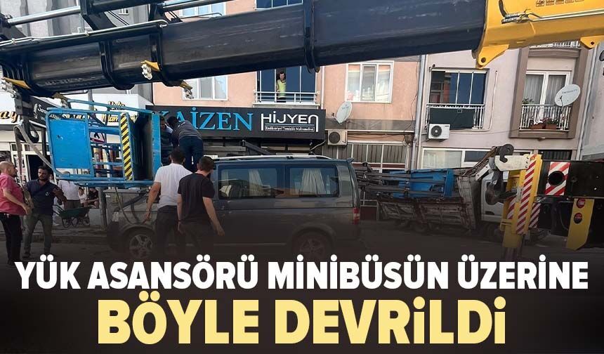 Yük asansörü minibüsün üzerine böyle devrildi