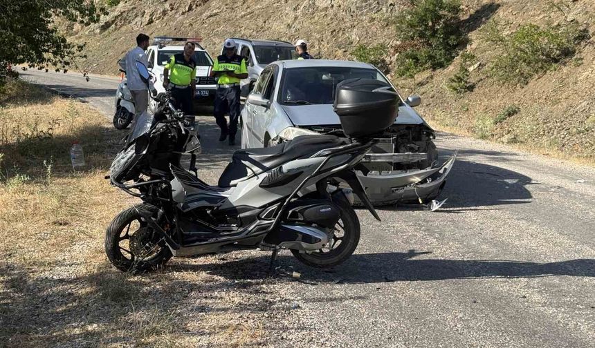 Alçılı koluyla kullandığı motosikletle kaza yaptı