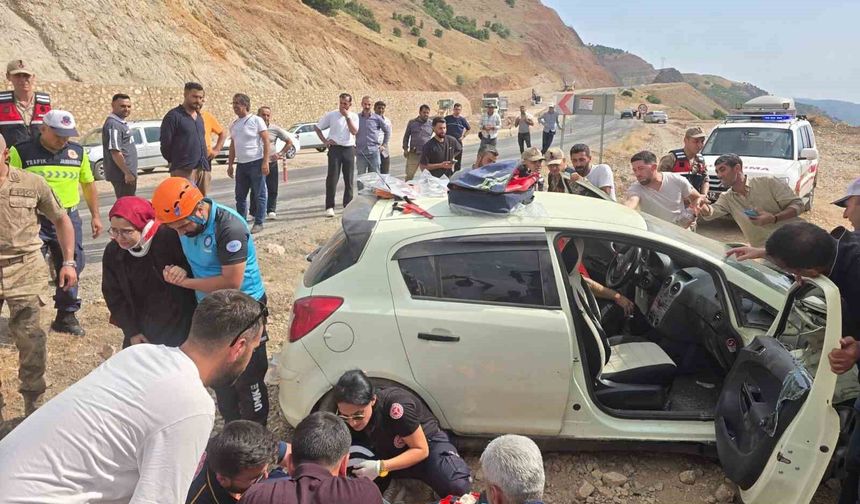 Bingöl'de otomobil yoldan çıktı: 3 yaralı