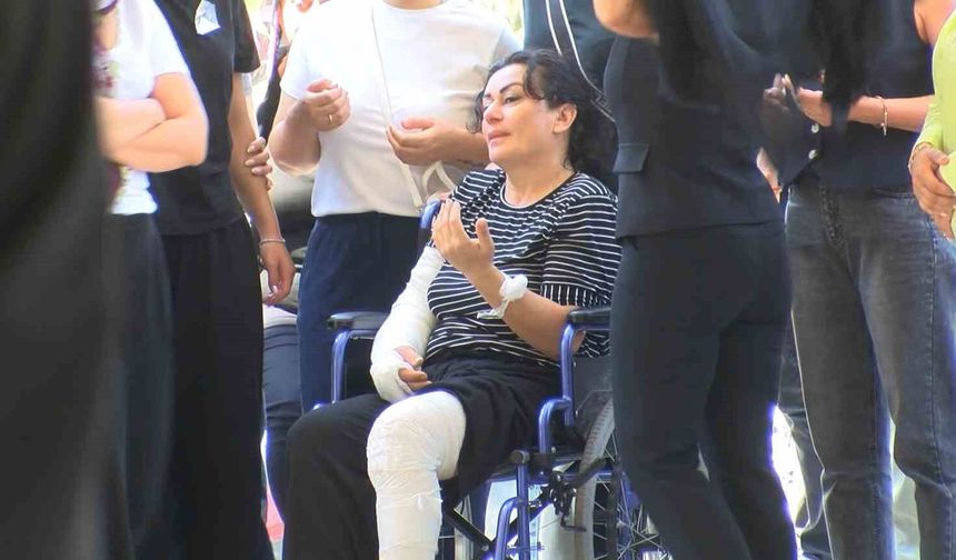 Katledilen baba ve oğlu defnedildi: Anne cenazeye tekerlekli sandalyeyle katıldı